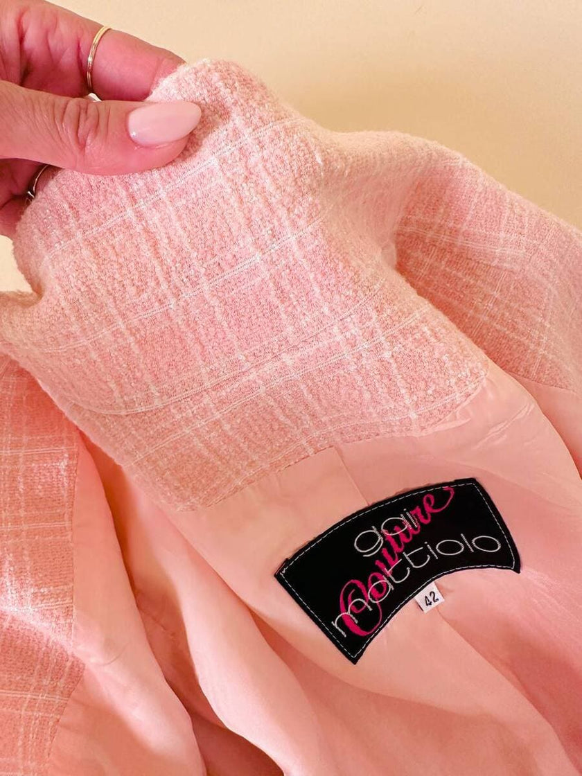 Blazer rosa con maxi bottoni intarsiati di madreperla “Gai Mattiolo Couture”
