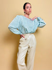 Blusa in tessuto Jaquard acqua marina con ricami floreali