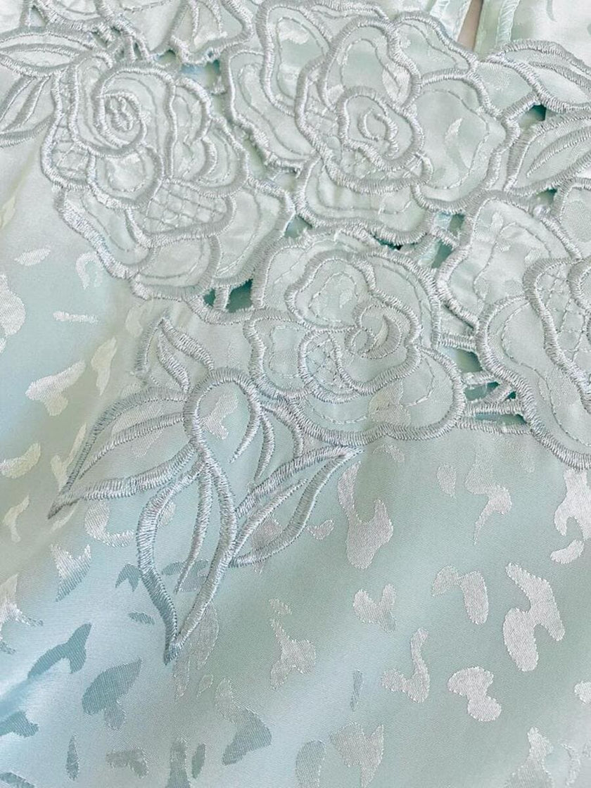 Blusa in tessuto Jaquard acqua marina con ricami floreali