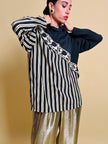 Blusa con taglio asimmetrico a righe beige e nere 