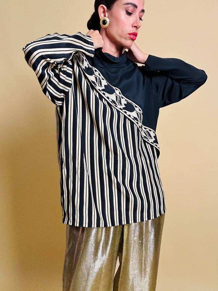 Blusa con taglio asimmetrico a righe beige e nere 