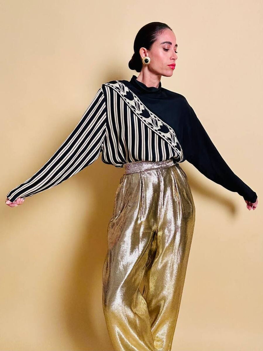 Blusa con taglio asimmetrico a righe beige e nere 