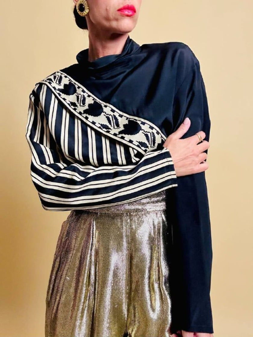 Blusa con taglio asimmetrico a righe beige e nere 