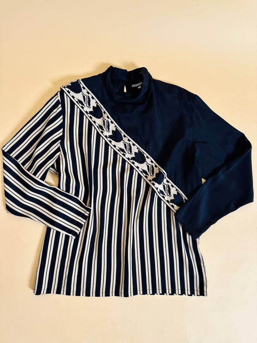 Blusa con taglio asimmetrico a righe beige e nere 