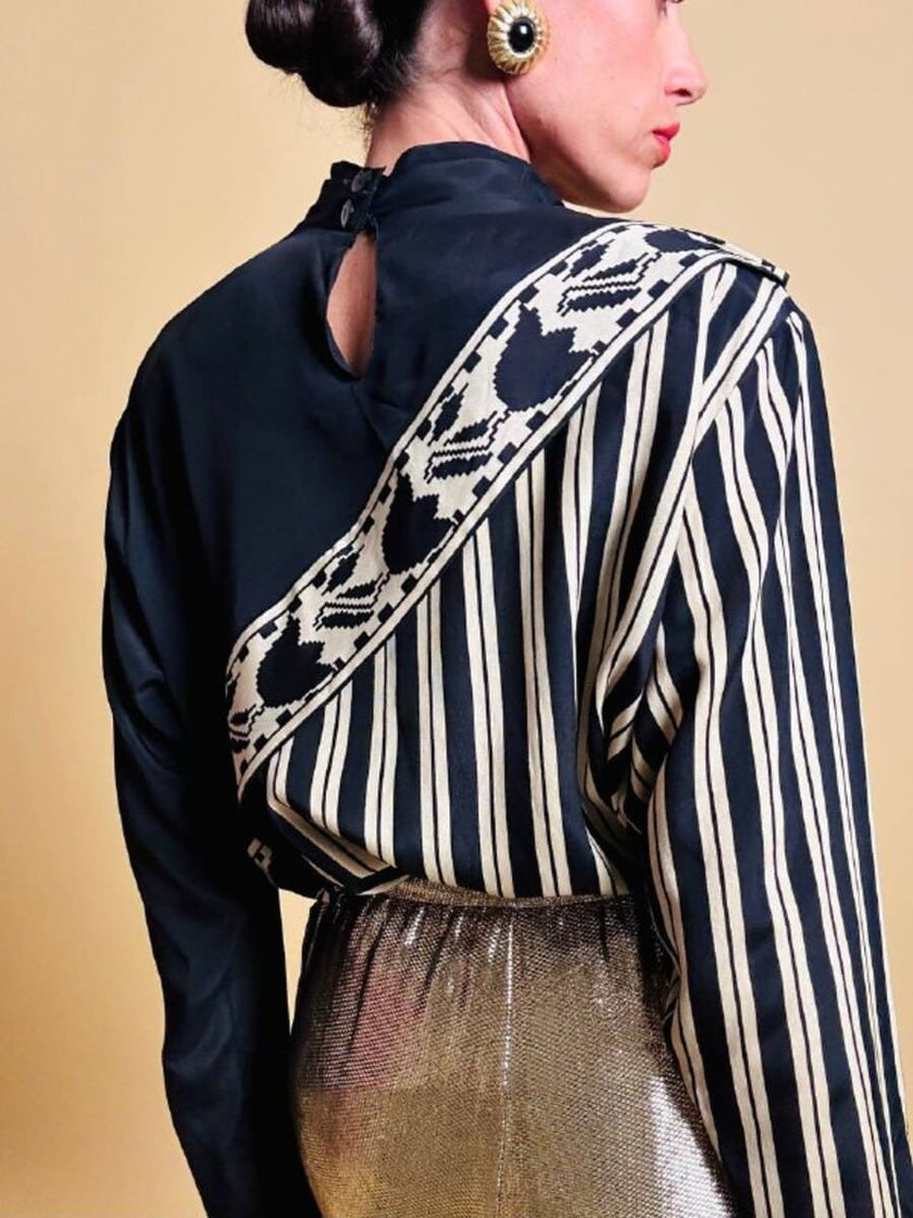 Blusa con taglio asimmetrico a righe beige e nere 