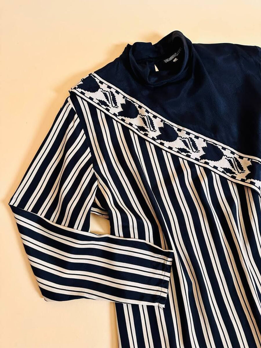 Blusa con taglio asimmetrico a righe beige e nere 