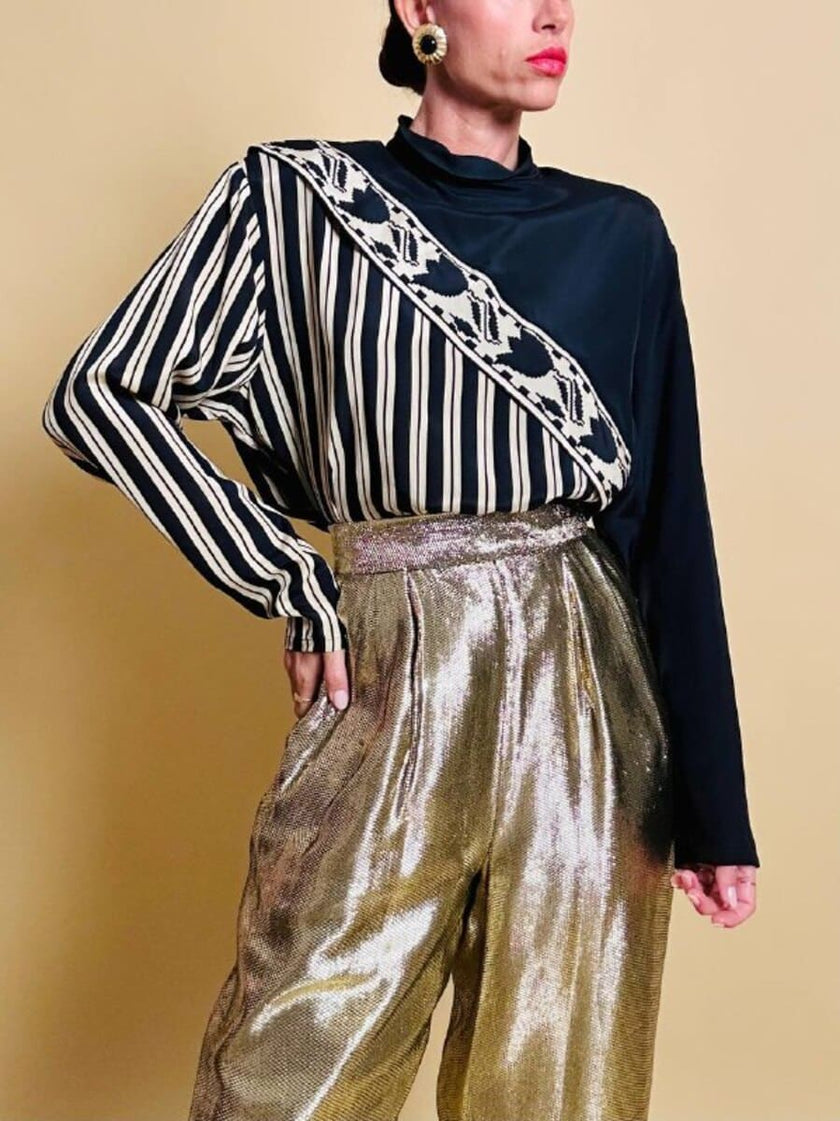 Blusa con taglio asimmetrico a righe beige e nere 