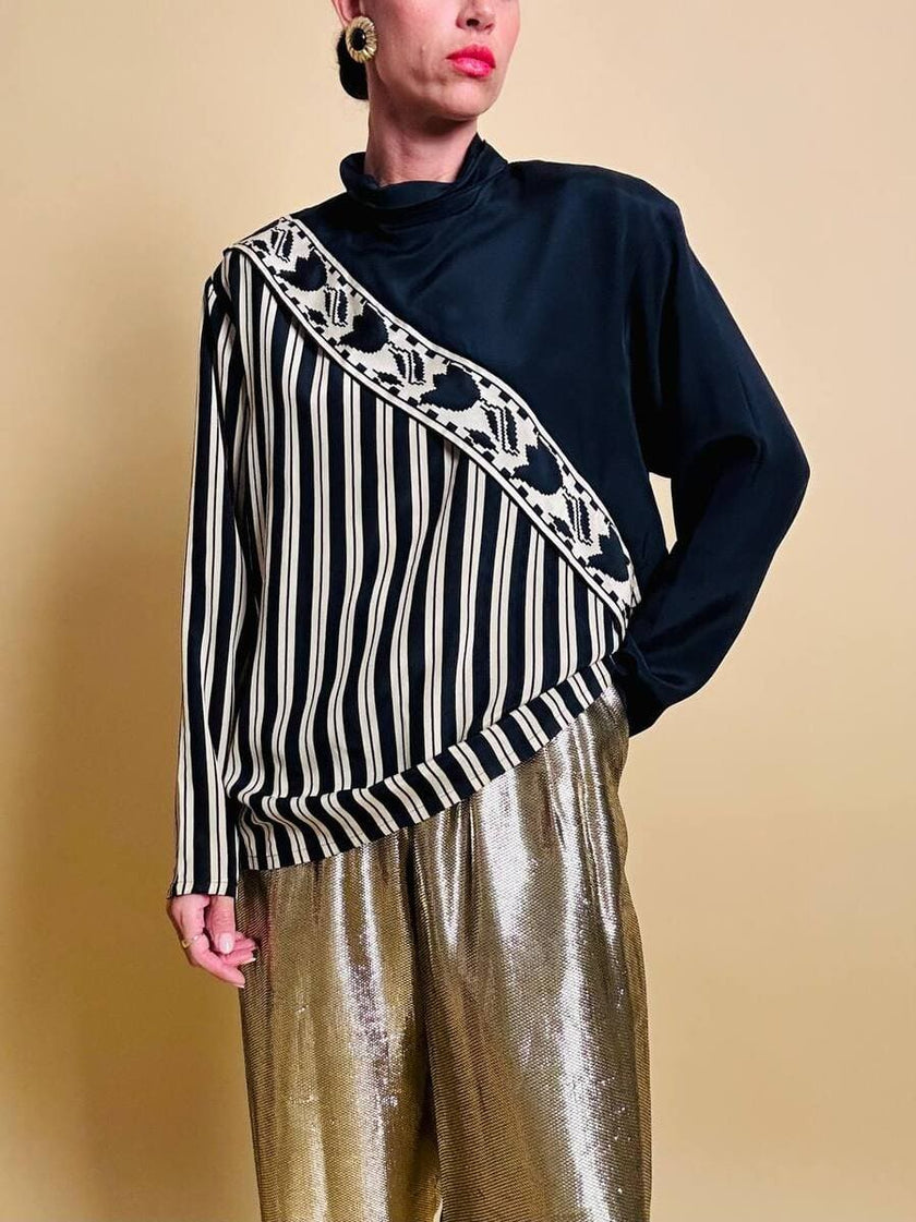 Blusa con taglio asimmetrico a righe beige e nere 