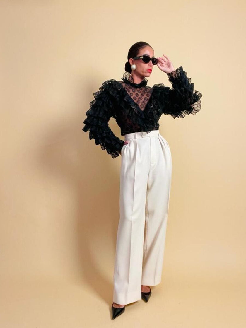 Blusa in pizzo nero con volant 