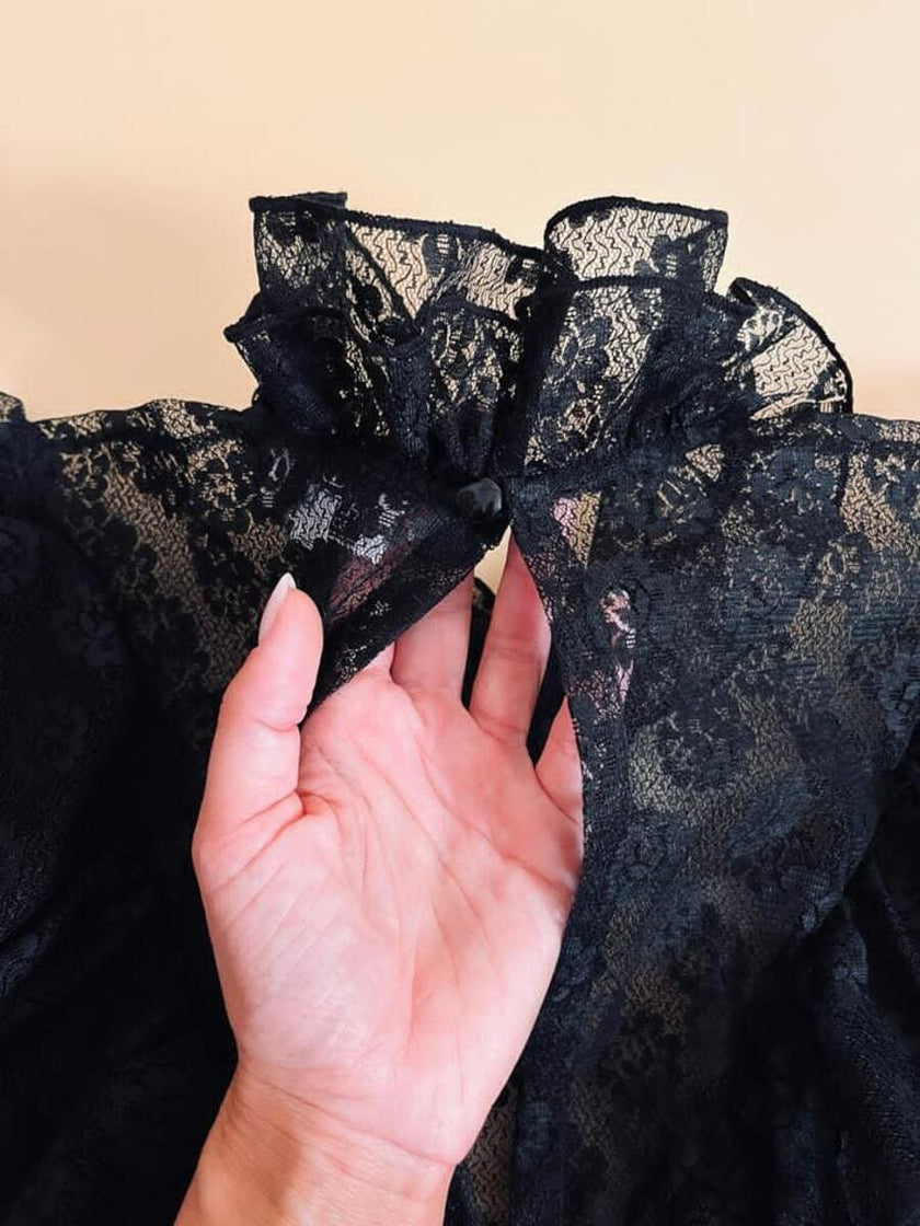 Blusa in pizzo nero con volant 