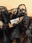 Blusa in pizzo nero con volant 
