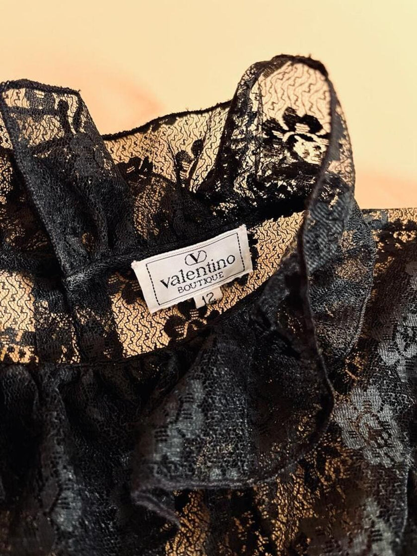 Blusa in pizzo nero con volant 