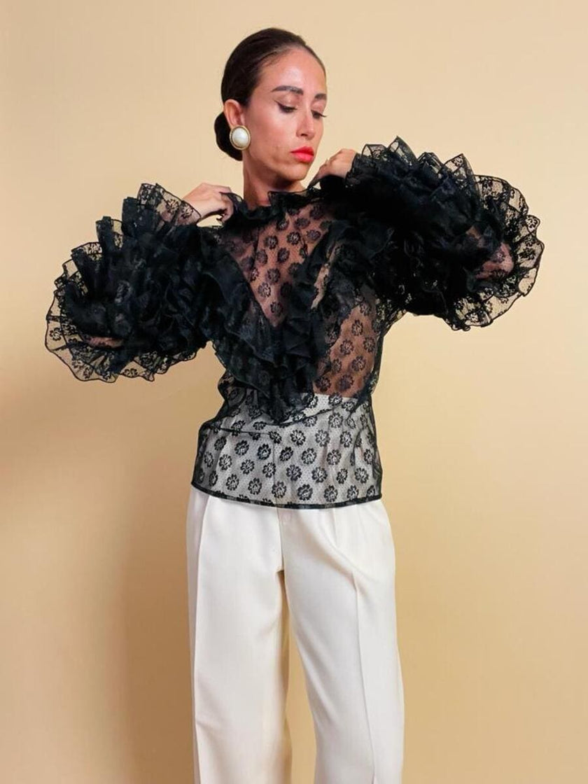 Blusa in pizzo nero con volant 