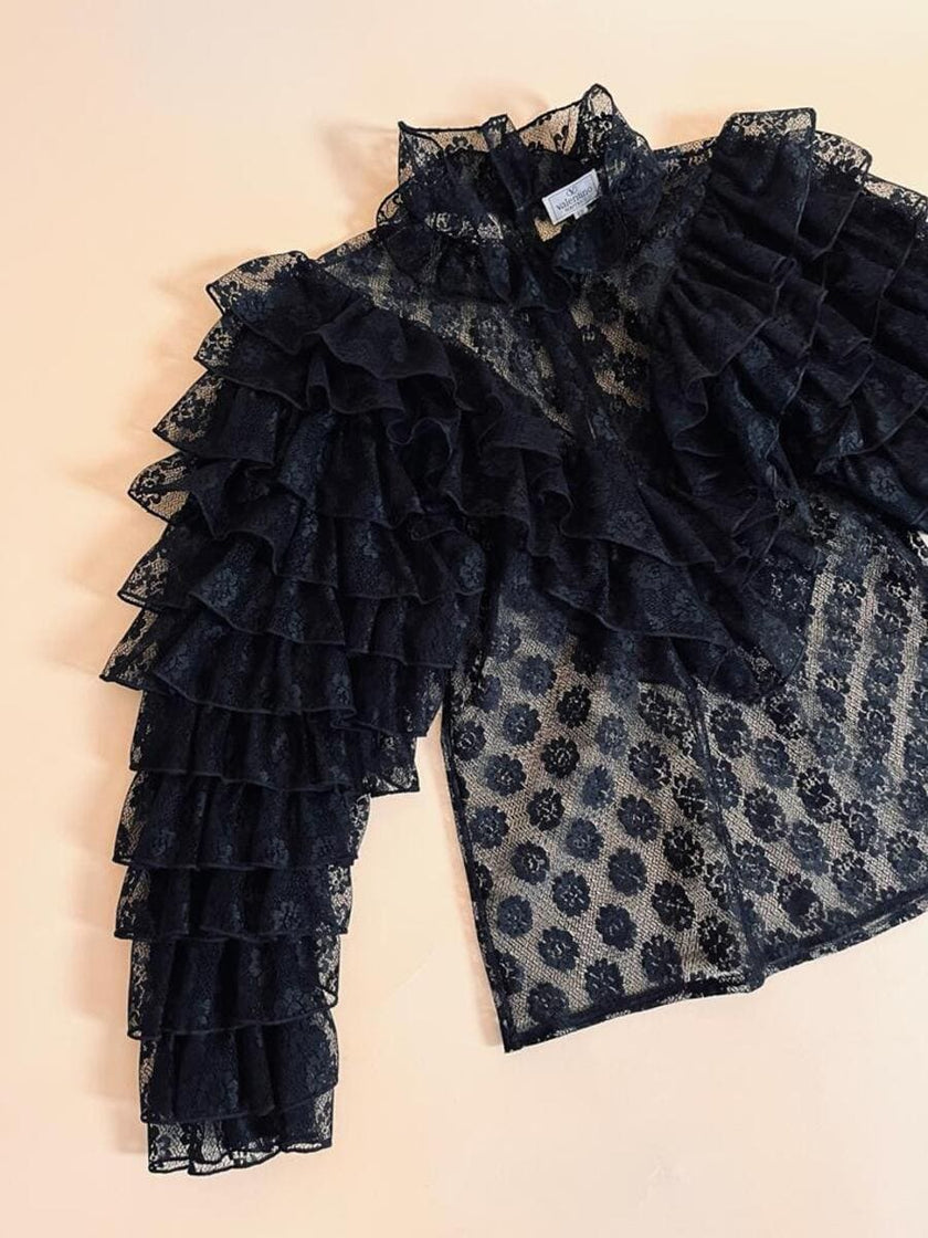 Blusa in pizzo nero con volant 