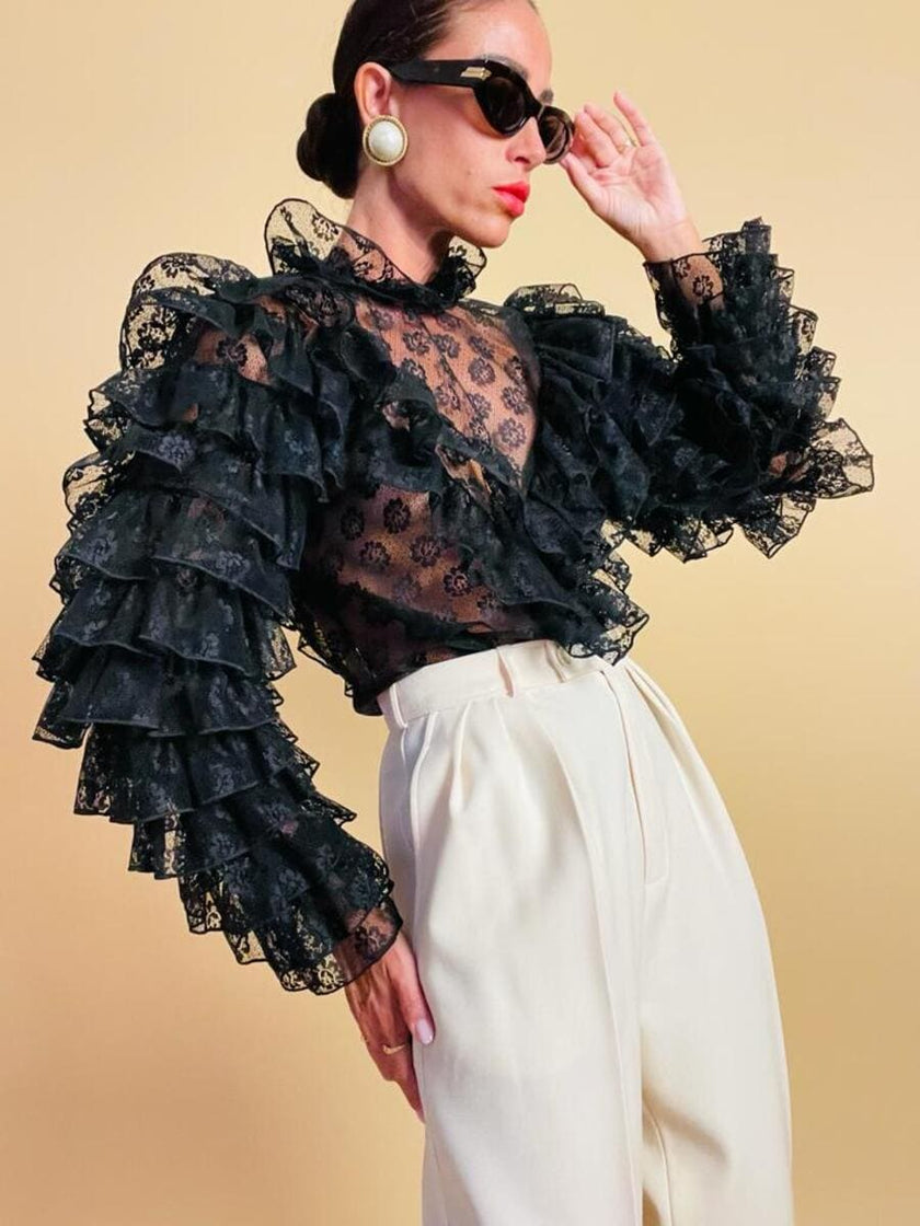Blusa in pizzo nero con volant 