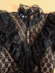 Blusa in pizzo nero con volant 