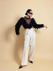 Blusa in pizzo nero con volant 