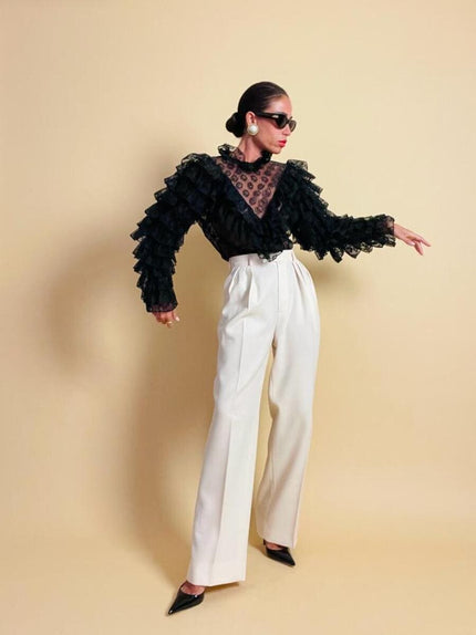 Blusa in pizzo nero con volant 