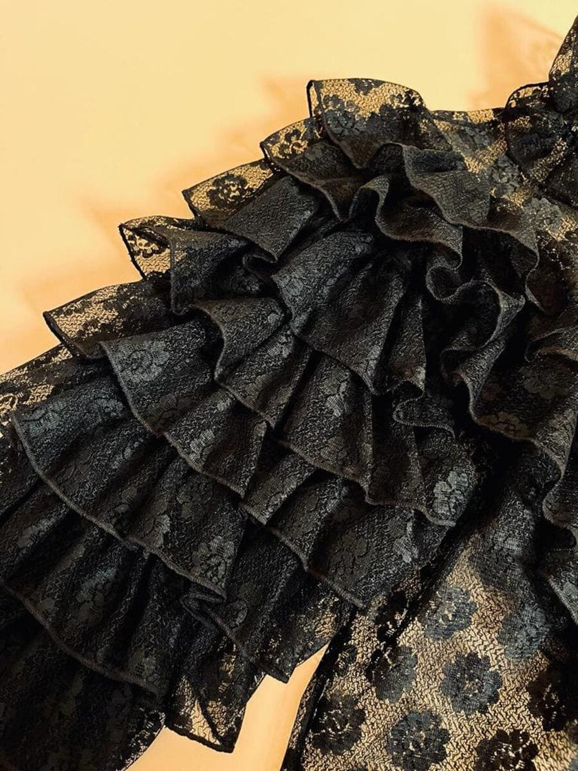 Blusa in pizzo nero con volant 