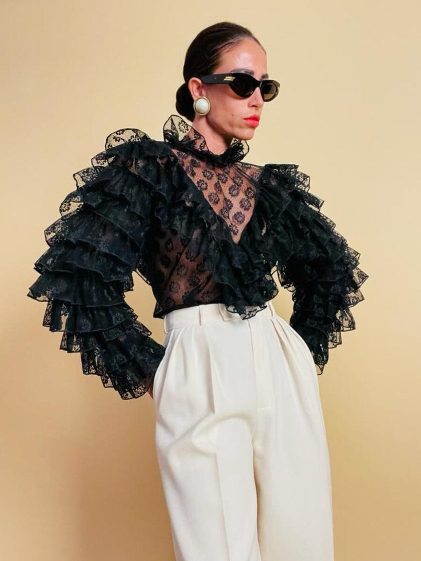 Blusa in pizzo nero con volant 