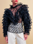 Blusa in pizzo nero con volant 