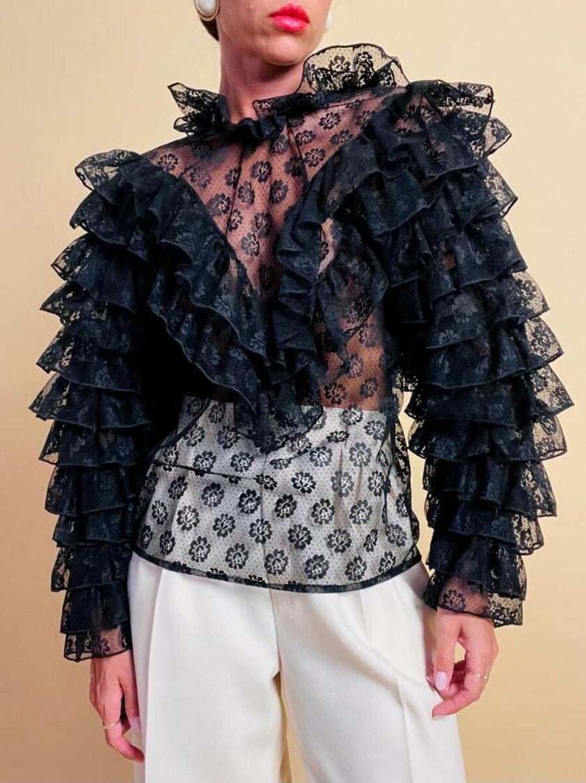 Blusa in pizzo nero con volant 