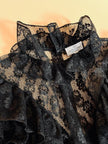 Blusa in pizzo nero con volant 