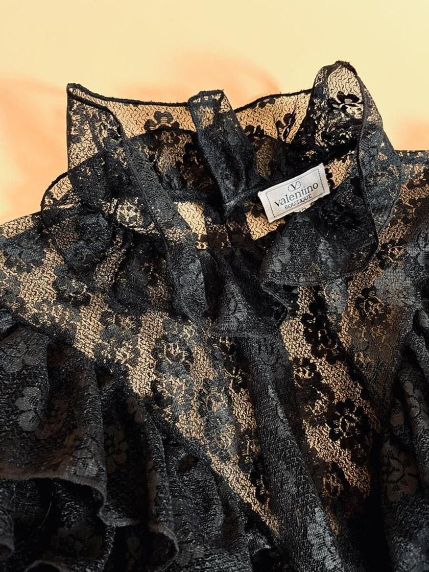 Blusa in pizzo nero con volant 