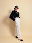Blusa in pizzo nero con volant 