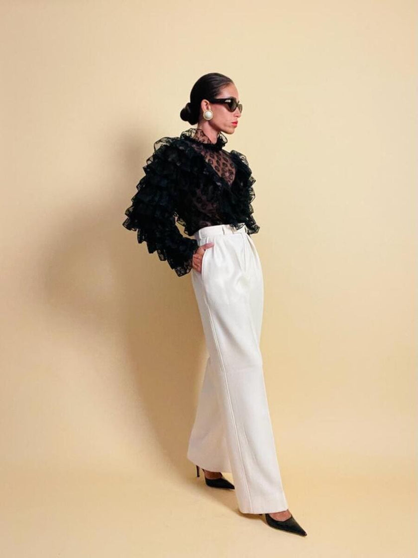 Blusa in pizzo nero con volant 
