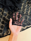 Blusa in pizzo nero con volant 