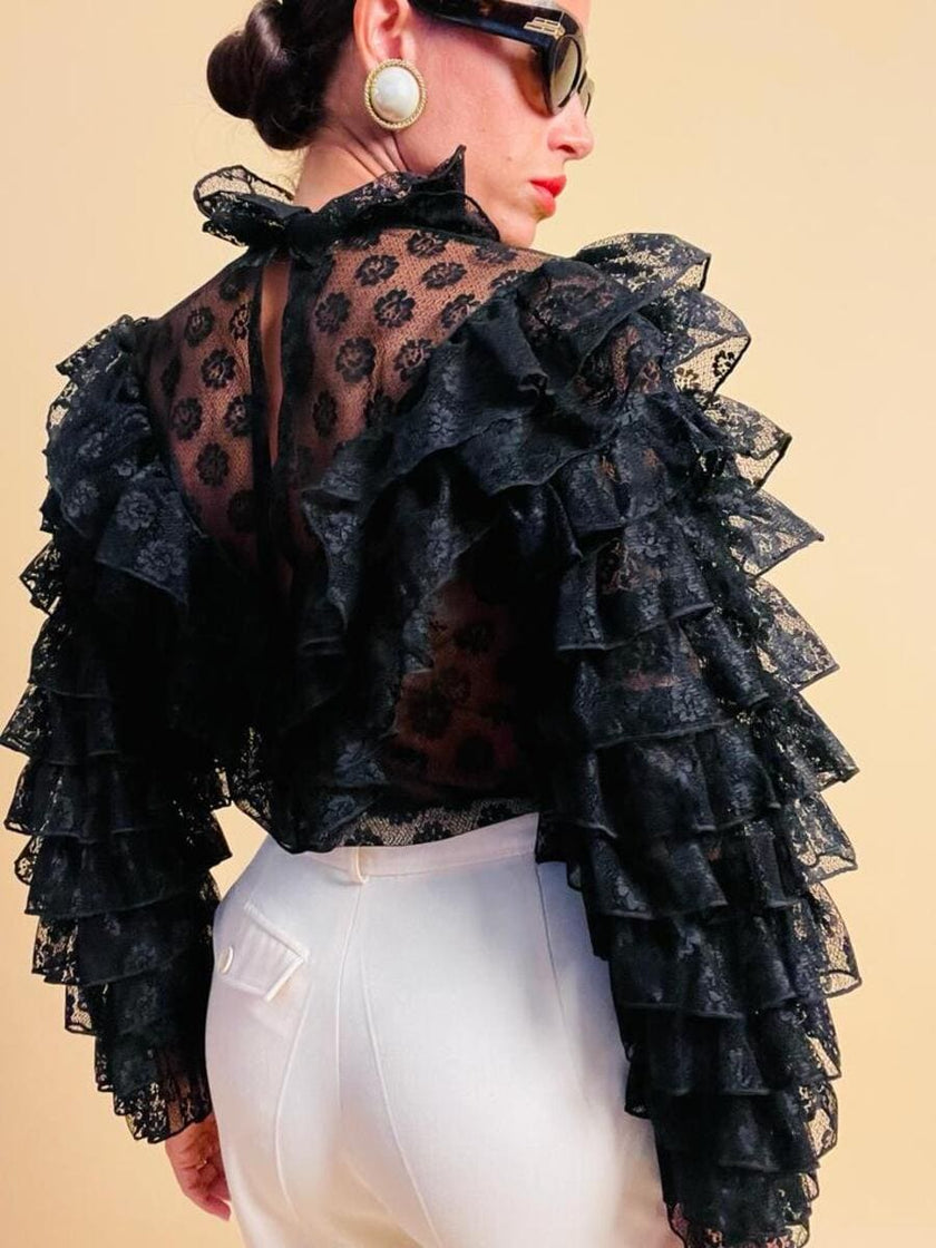 Blusa in pizzo nero con volant 