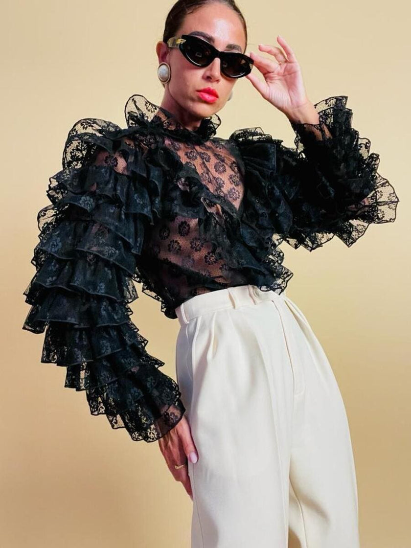 Blusa in pizzo nero con volant 