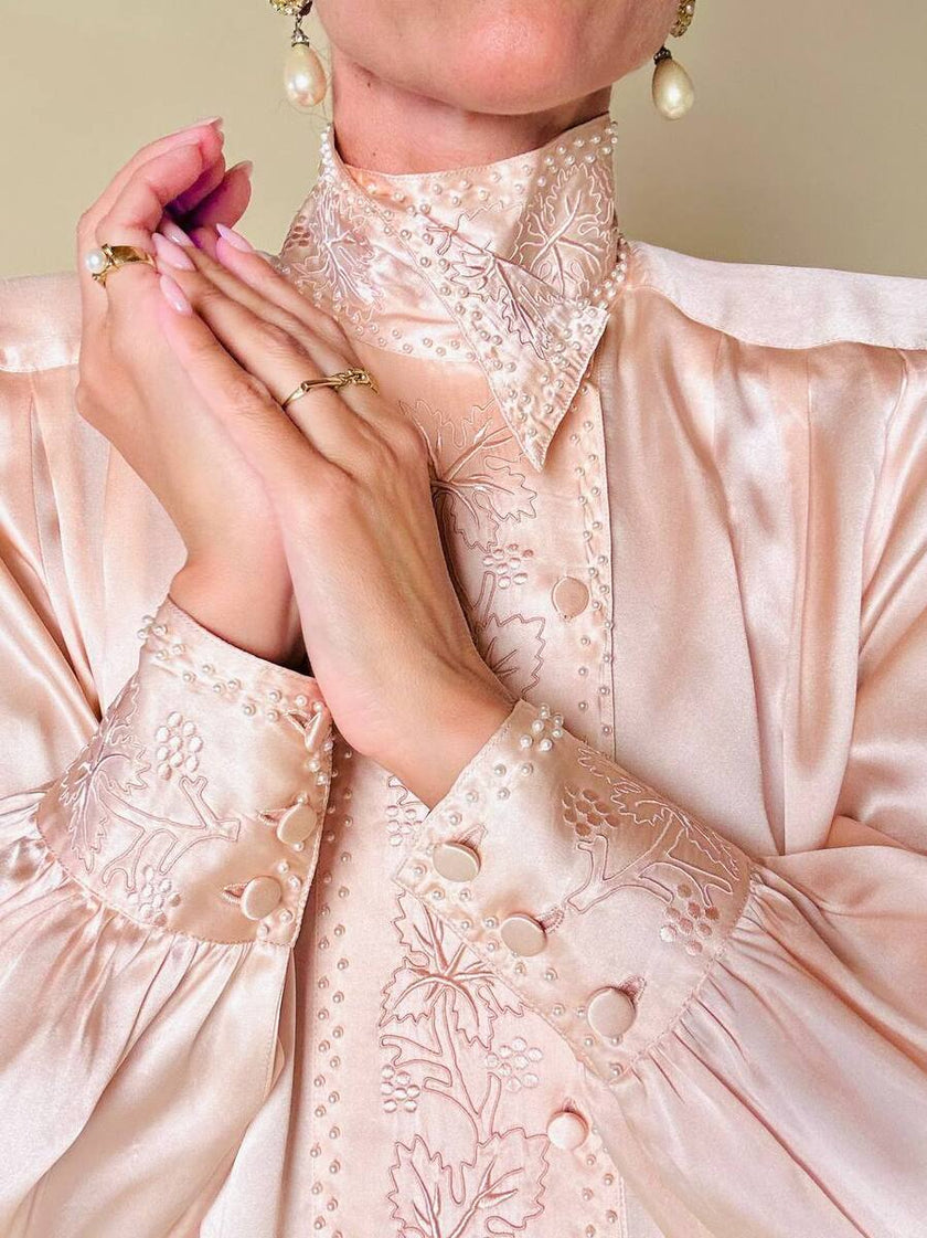 Blusa in raso di seta rosa pastello con ricamo pampino e micro perle “Paul Alexander”