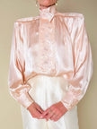 Blusa in raso di seta rosa pastello con ricamo pampino e micro perle “Paul Alexander”