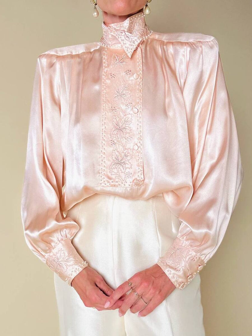 Blusa in raso di seta rosa pastello con ricamo pampino e micro perle “Paul Alexander”