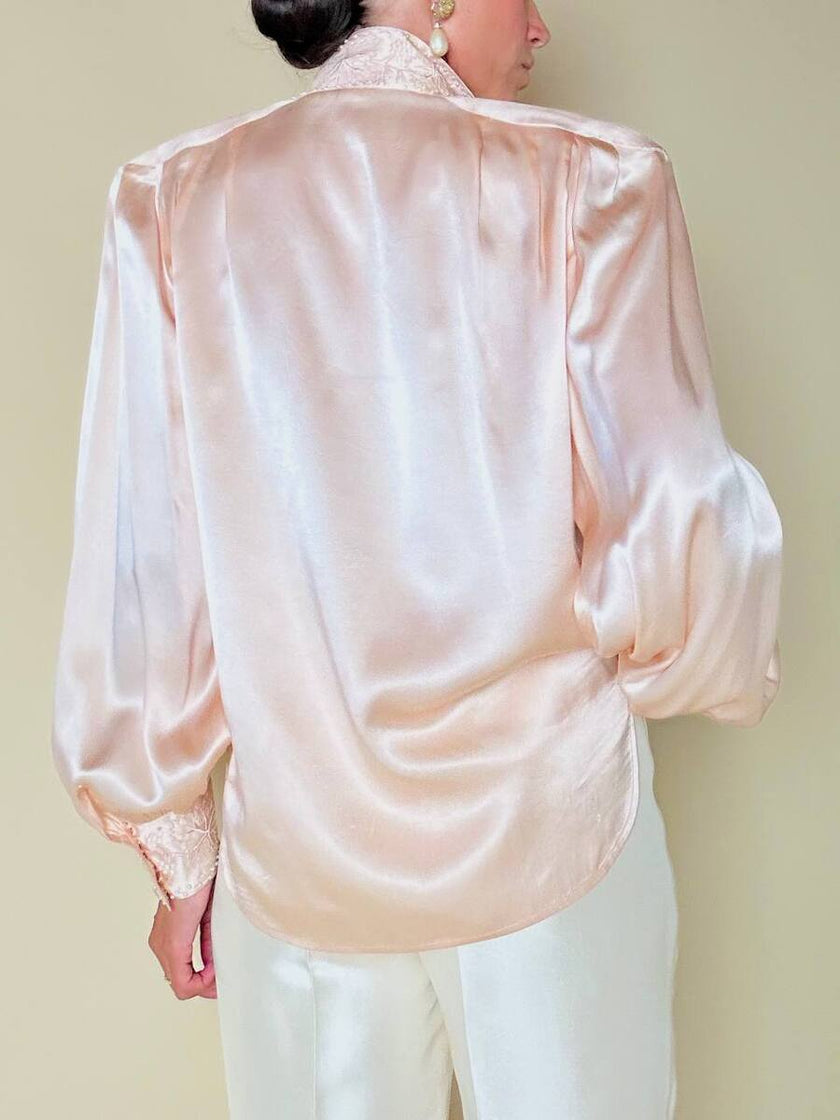 Blusa in raso di seta rosa pastello con ricamo pampino e micro perle “Paul Alexander”