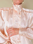 Blusa in raso di seta rosa pastello con ricamo pampino e micro perle “Paul Alexander”