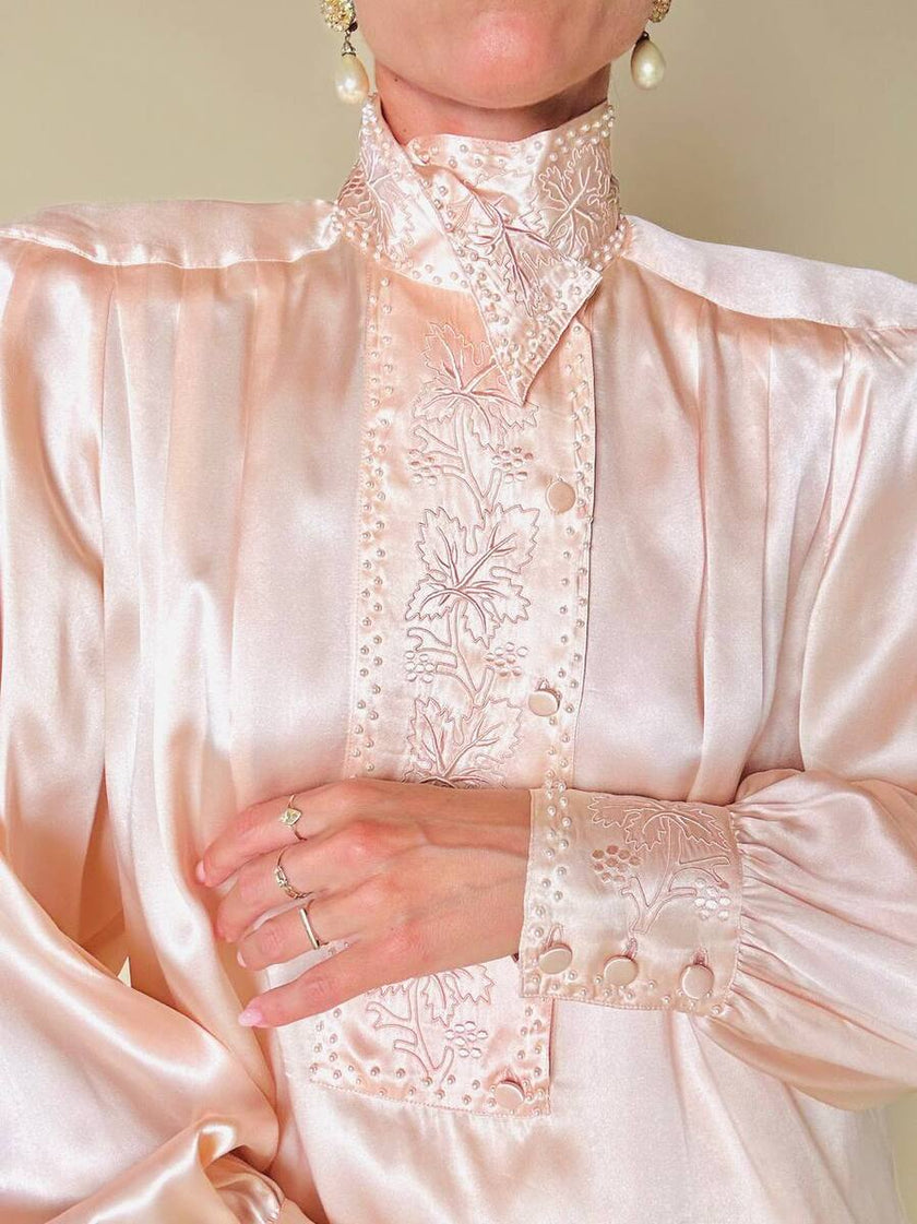 Blusa in raso di seta rosa pastello con ricamo pampino e micro perle “Paul Alexander”