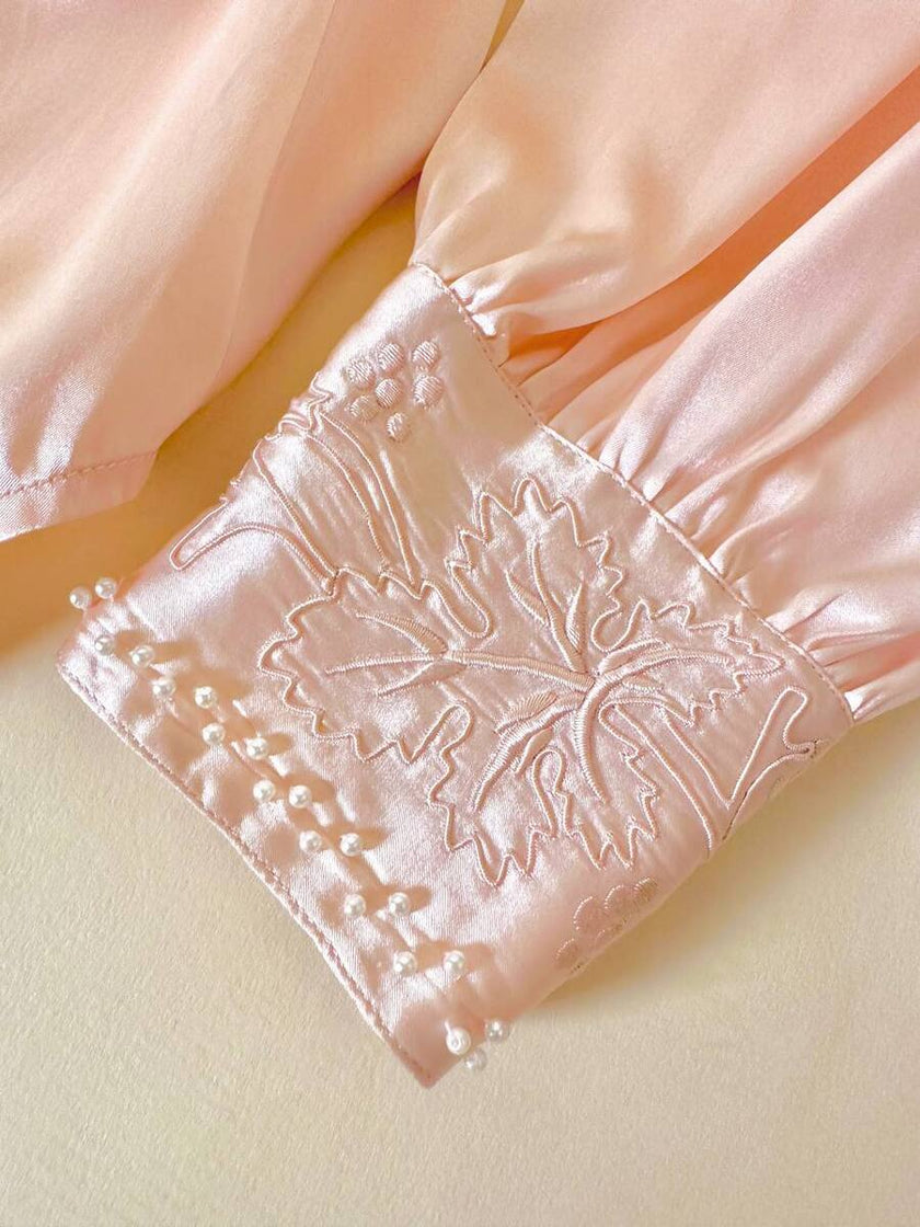 Blusa in raso di seta rosa pastello con ricamo pampino e micro perle “Paul Alexander”