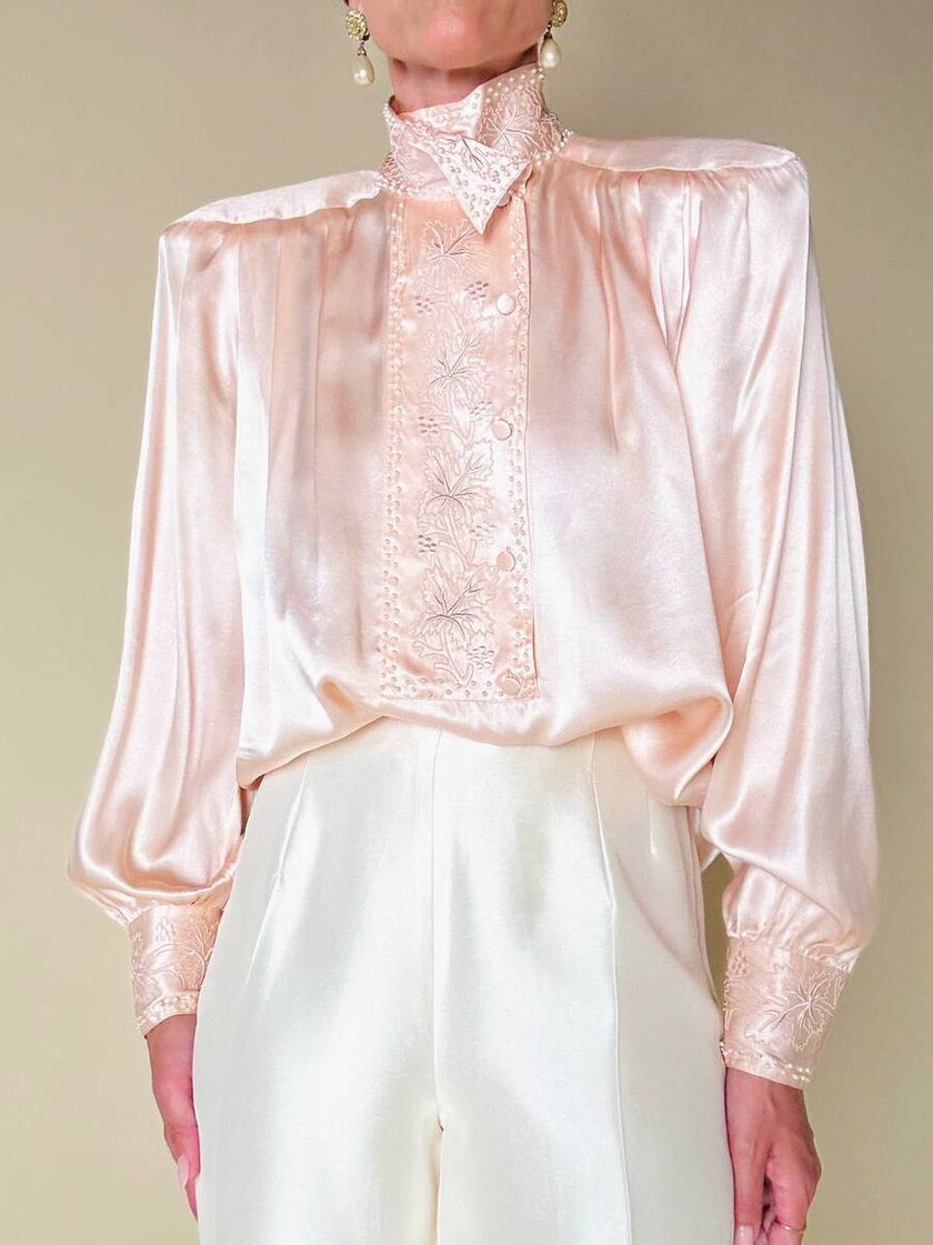 Blusa in raso di seta rosa pastello con ricamo pampino e micro perle “Paul Alexander”