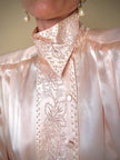 Blusa in raso di seta rosa pastello con ricamo pampino e micro perle “Paul Alexander”