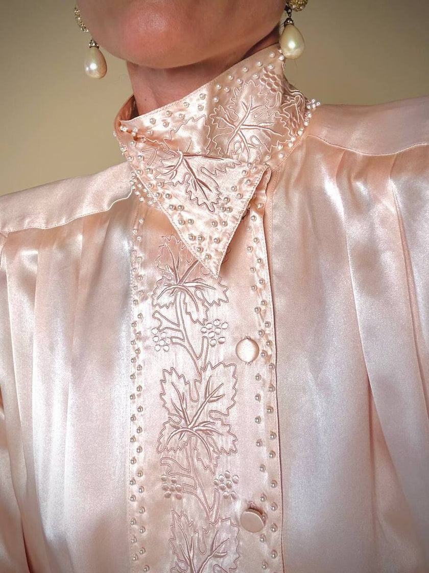 Blusa in raso di seta rosa pastello con ricamo pampino e micro perle “Paul Alexander”