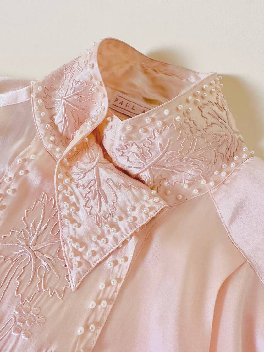 Blusa in raso di seta rosa pastello con ricamo pampino e micro perle “Paul Alexander”