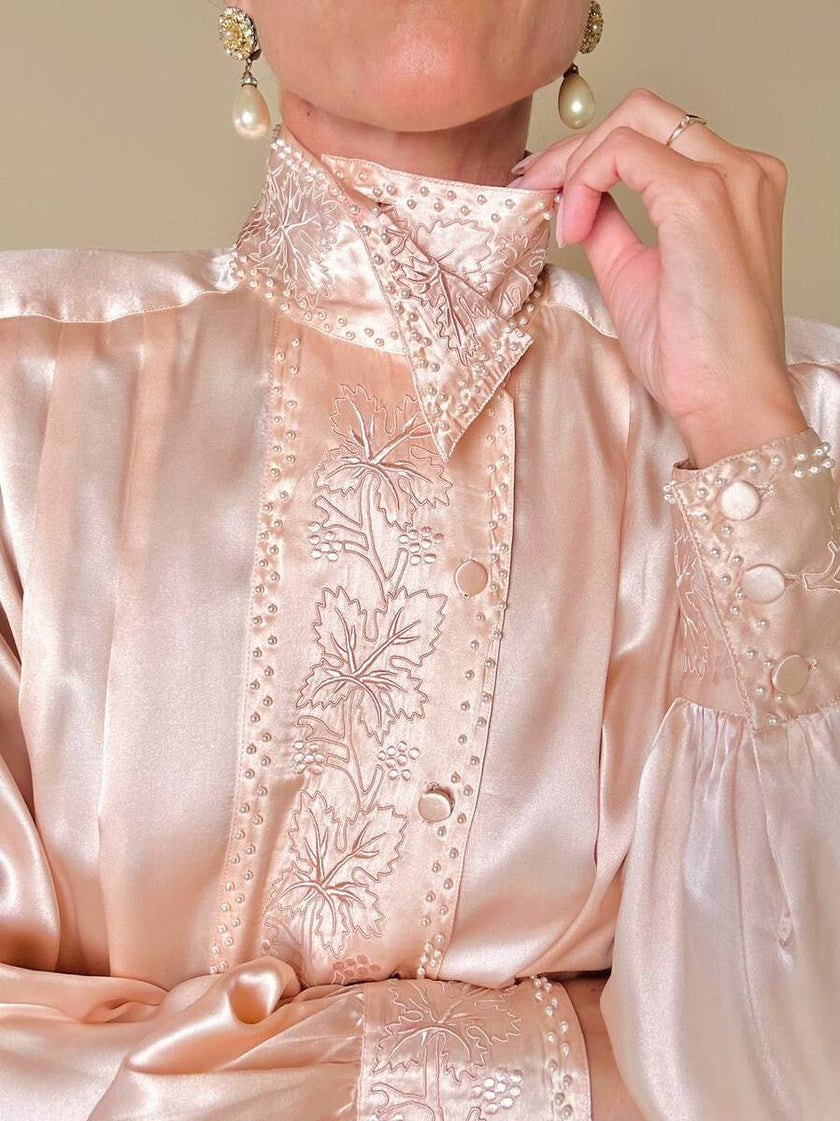 Blusa in raso di seta rosa pastello con ricamo pampino e micro perle “Paul Alexander”