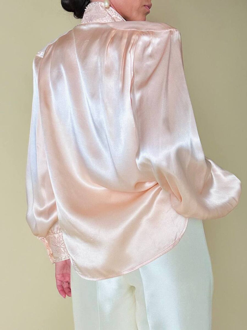Blusa in raso di seta rosa pastello con ricamo pampino e micro perle “Paul Alexander”