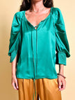 Blusa in raso di seta verde smeraldo 