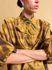 Puffy blouse in seta color ambra con maxi fiocco