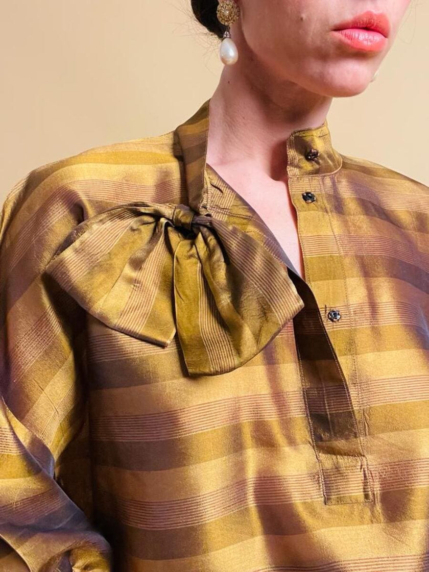 Puffy blouse in seta color ambra con maxi fiocco