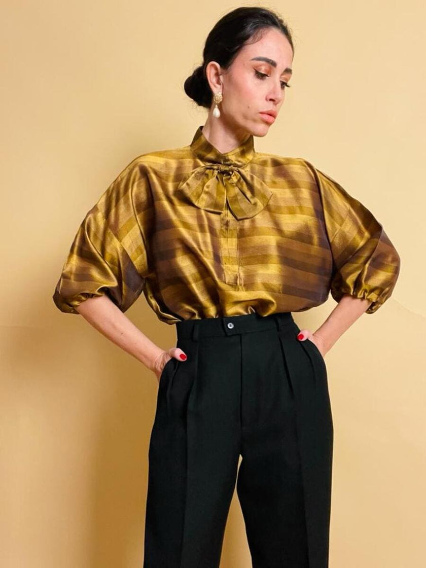 Puffy blouse in seta color ambra con maxi fiocco
